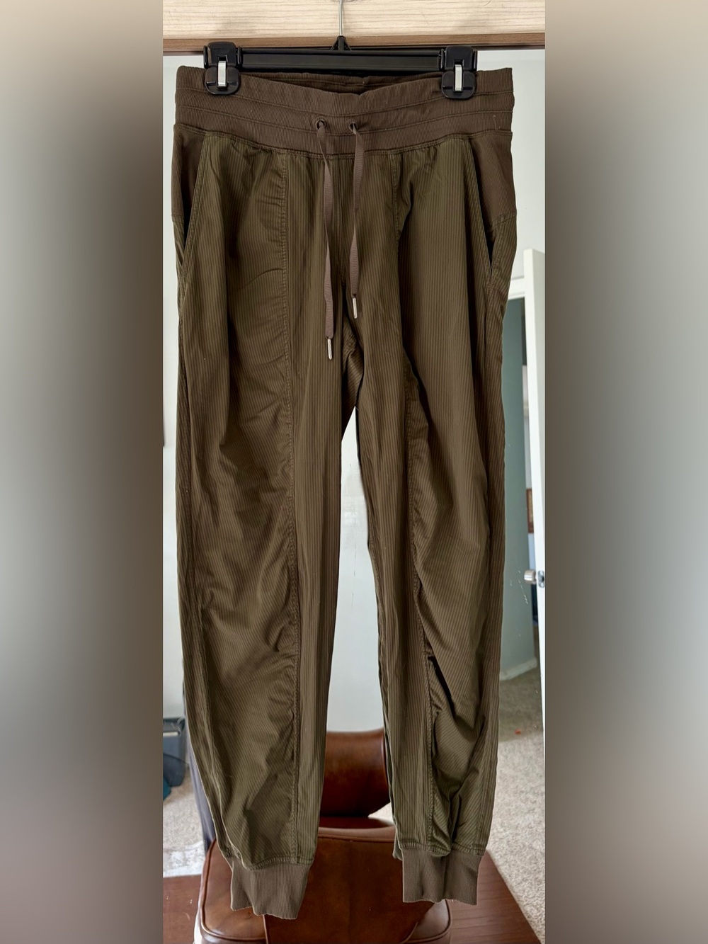 Lululemon Joggers Women’s Size 8 Army Green Drawstring Front Pockets size 8
